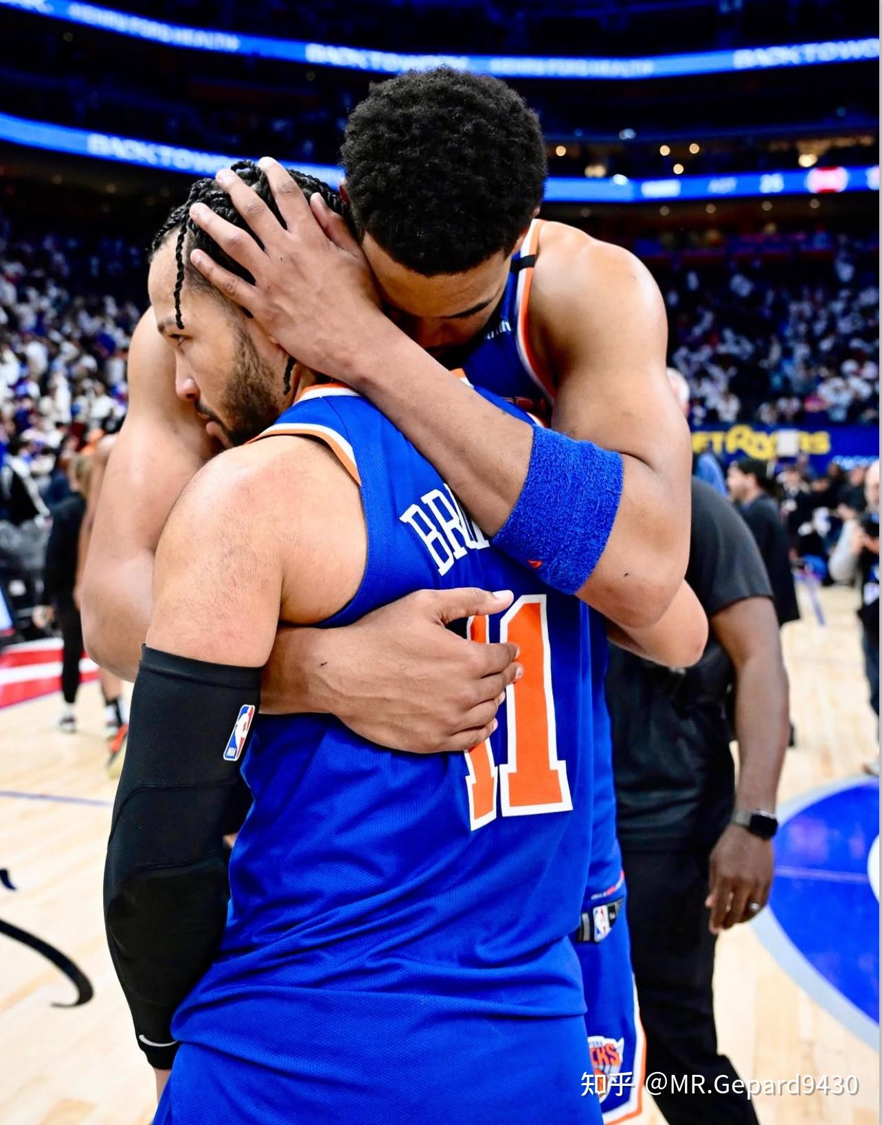 金年会-包含纽约尼克斯训练开放日；转会期队长鼓劲引欢呼；NBA季后赛在即；身体对抗强度拉满的词条